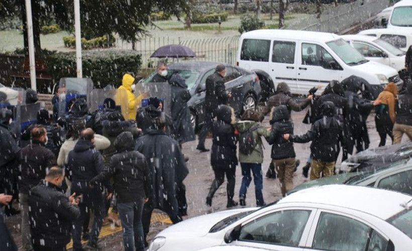 Deniz Baran Erbudak için açıklama yapmak isteyen öğrencilere polis müdahalesi, gözaltılar var
