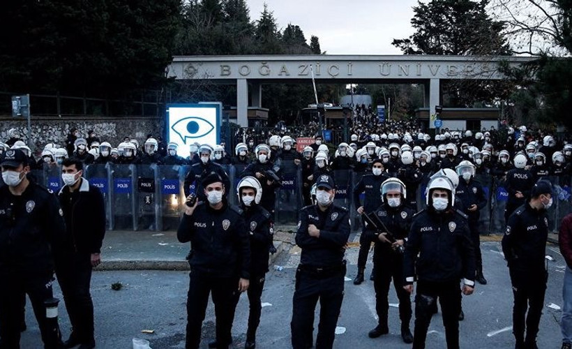 Öğrencilere destek için pencereye ‘Boğaziçi ablukada, aşağı bakmayacağız’ yazısı asan eve polis baskını