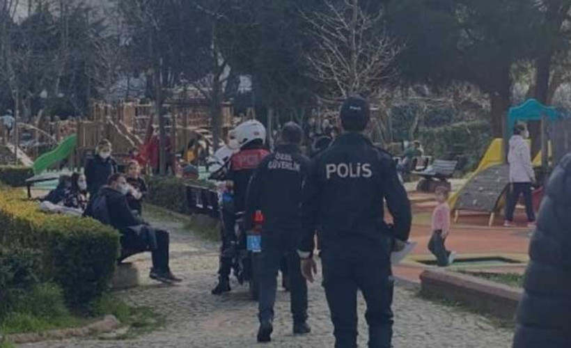 Kadıköy'de sokağa çıkma kısıtlaması uygulanan saatlerde parkta oturanlara ceza yazıldı