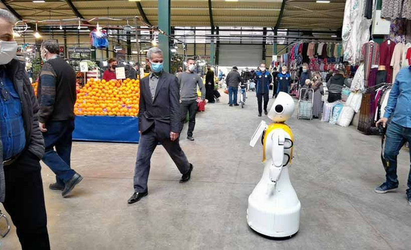 Türkiye'nin 'uzay çağı': Robot, semt pazarında alışveriş yaptı