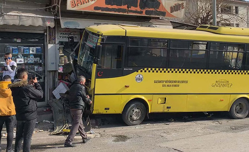 Taksiyle çarpışan özel halk otobüsü büfeye girdi: 1 ölü, 9 yaralı