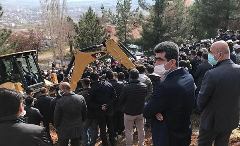 'Geçim sıkıntısı nedeniyle intihar ettikleri' iddia edilen genç anne-baba, Batman'da defnedildi