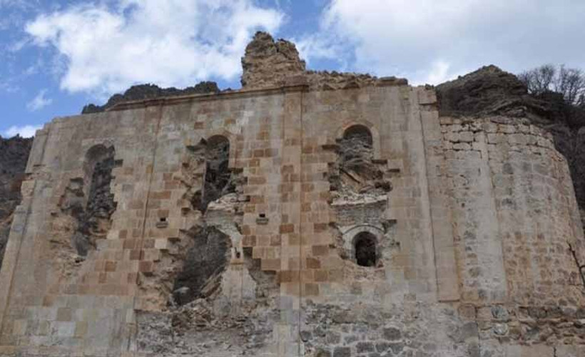 Tarihi kilise defineciler tarafından talan edildi