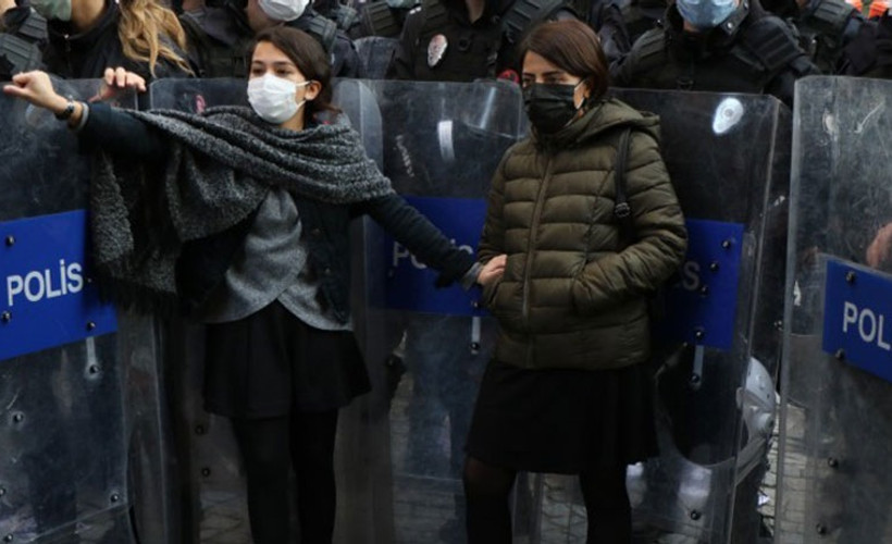 Polis kalkanları arasında basın açıklaması