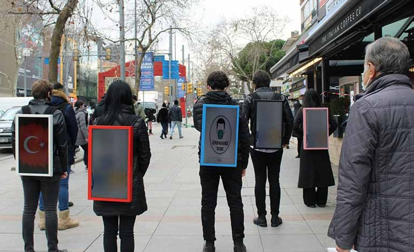 Kapitalizm ve pandemi, insanları yürüyen dijital reklam panosuna dönüştürdü