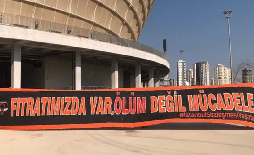 Adanaspor taraftarlarının 8 Mart için hazırladığı pankart stada alınmadı