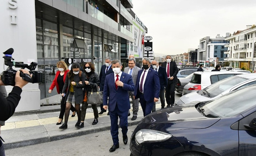 Davutoğlu yürüyerek İYİ Parti'ye gitti: Sadece tweet atarak değil bizzat gelerek destek vermek istedik