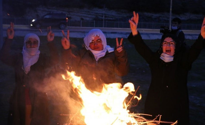 İstanbul'da ilk Newroz ateşini beyaz tülbentli anneler yaktı