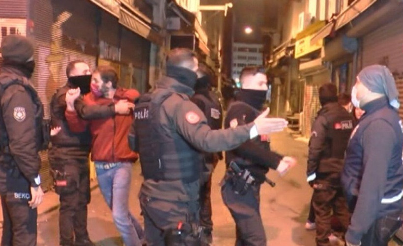 Beyoğlu'nda bekçilerle müşteriler arasında arbede: Biber gazı sıkıldı, 66 bin lira ceza kesildi