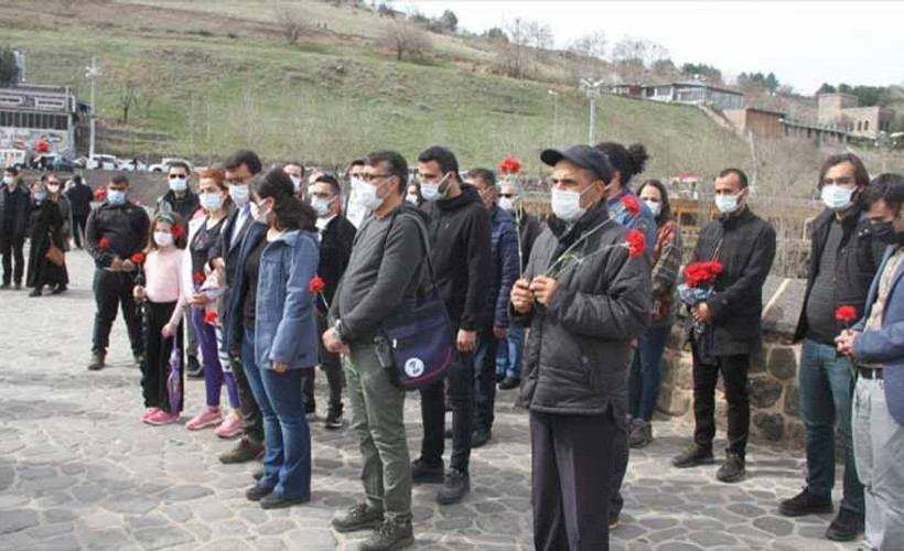 Coronavirus nedeniyle yaşamını yitiren sağlık emekçileri Dicle Nehri’ne bırakılan karanfillerle anıldı