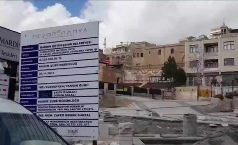 Mardin'de eski kayyımın diktiği direkleri yeni kayyım söküyor