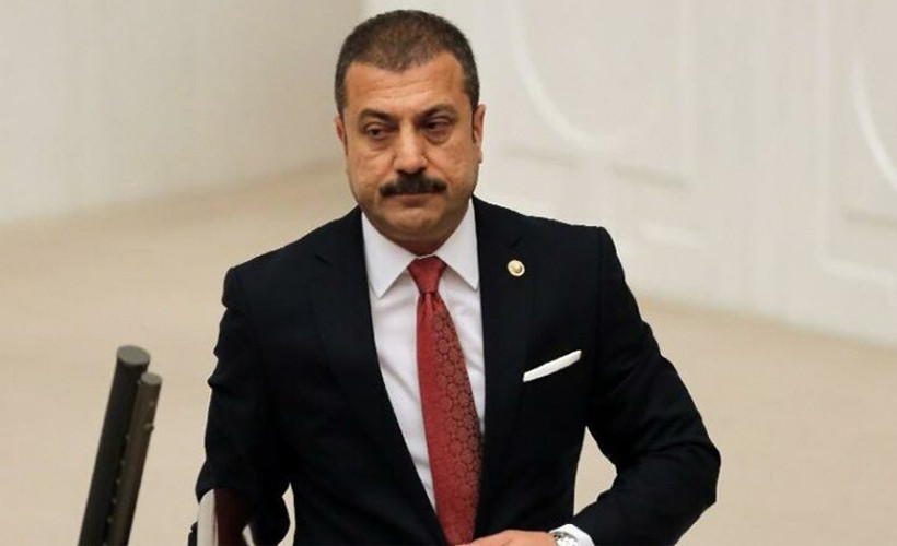 Merkez Bankası Başkanlığı koltuğuna oturan Kavcıoğlu'nun önündeki beşli kıskaç