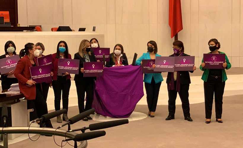 Meclis'te CHP'li kadınlardan 'mor' eylem: Kadın vekile uyarı cezası verildi