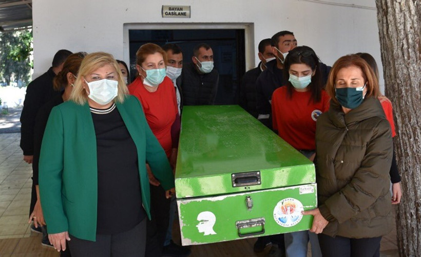 Abisi tarafından öldürülen kadının tabutunu kadınlar taşıdı