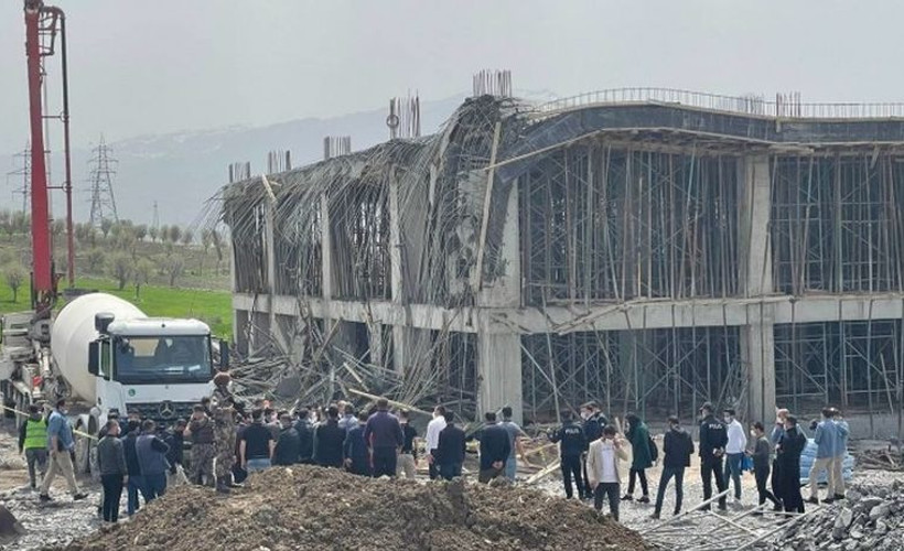 Belediye terminalinde çökme: 4 işçi yaralandı