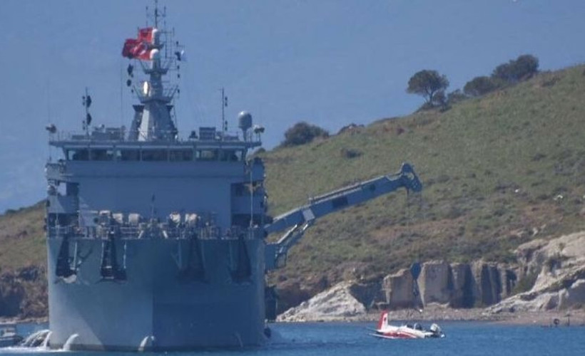 İzmir'de düşen uçak denizden çıkarıldı