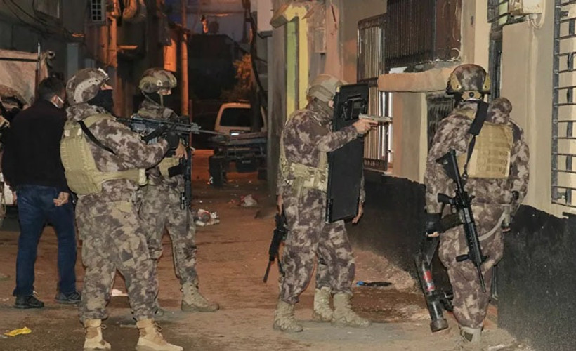 Adana'da operasyon: Kapılar kırıldı, çok sayıda kişi yakalandı