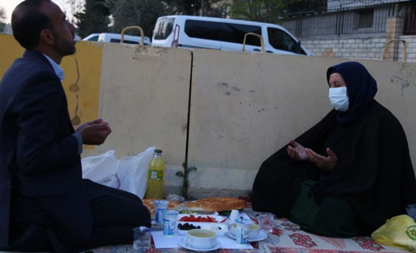 Şenyaşar ailesi Adliye önünde iftarını açtı