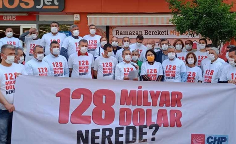CHP Adana İl Başkanlığı'nın 128 milyar dolar pankartı iki saat içinde söküldü