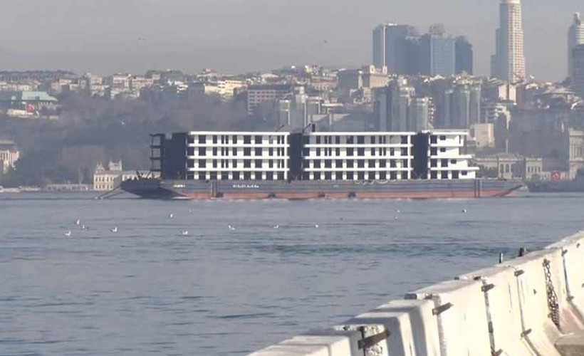 İstanbul Boğazı'ndan 4 katlı 'apartman' geçti