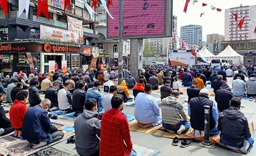 23 Nisan kısıtlamasında Cuma namazı yoğunluğu