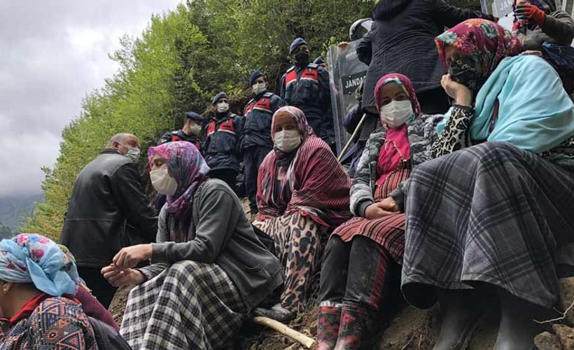 İkizdere'de iş makineleri jandarma eşliğinde çalışıyor, halk direniyor