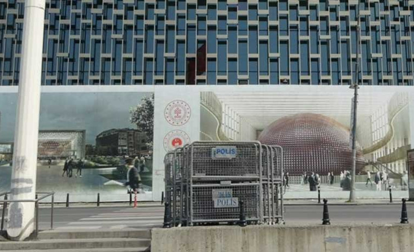 Taksim'e 1 Mayıs için polis bariyerleri getirildi