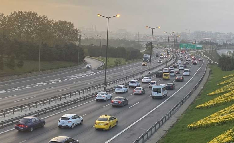 Tam kapanma öncesi İstanbul'da trafik yoğunluğu devam ediyor