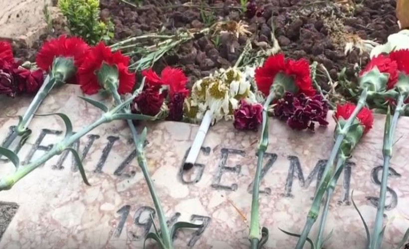 3 Fidan pandemide de unutulmadı: Mezarlıkta nöbet tutan polis, anmaya katılan iki kişiye para cezası kesti