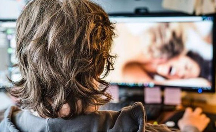 Erken yaşta porno izlemek erkekleri cinsiyetçi yapıyor