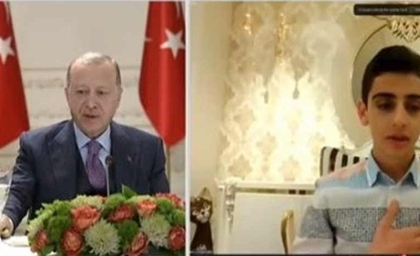 Erdoğan'ın önündeki su bardağına canlı yayın sırasında 'müdahale'