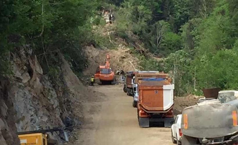 İkizdere’de köylülerin içme suyu aldığı dere çamur aktı; inceleme için giden CHP'liler bölgeye alınmadı