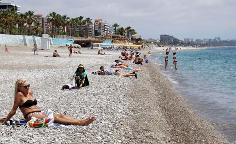 Tam kapanmanın son gününde turistler sahile akın etti