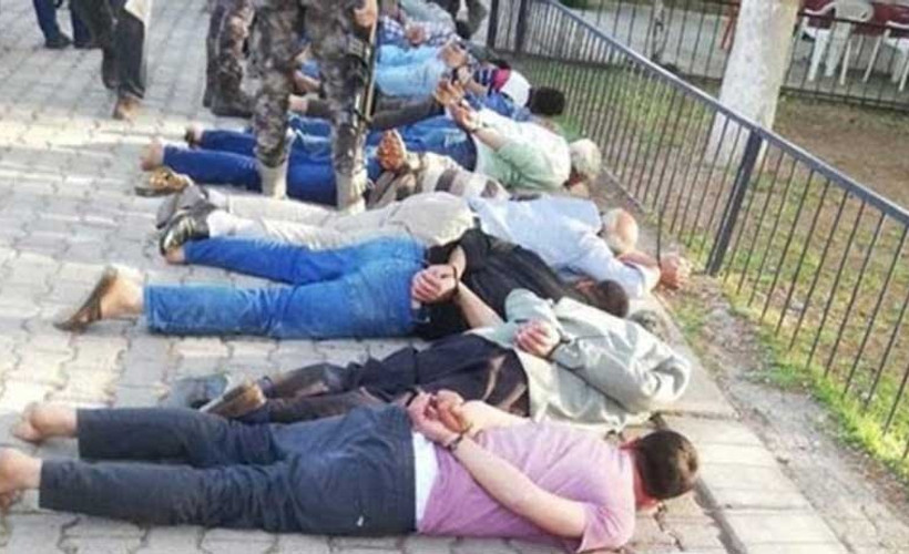 Halfeti'de işkence gören köylüler içeride, işkenceyi yapanlar dışarıda