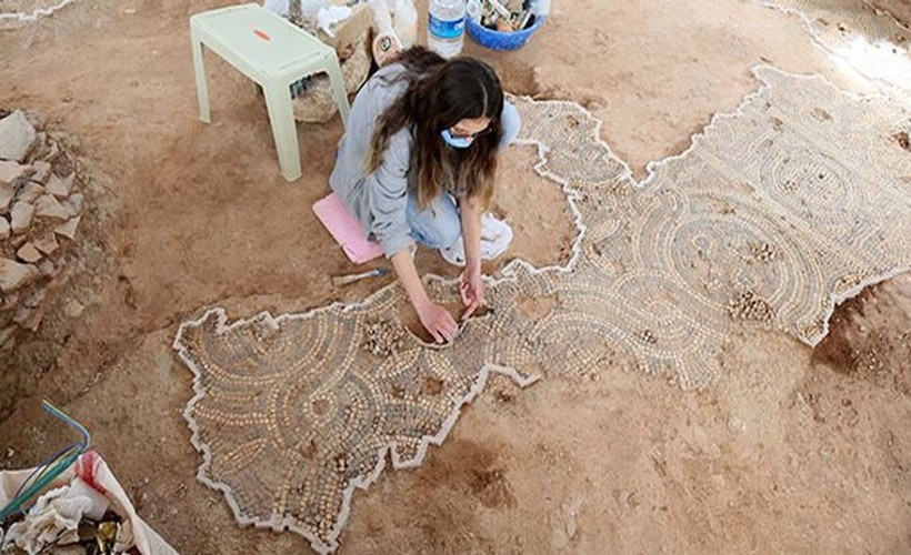 Cami avlusunda tuvalet yapımı için yapılan kazıda Roma dönemine ait mozaik ve mezarlar bulundu