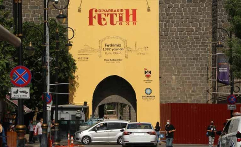 Diyarbakır kayyımı, Saray Kapı'yı 'fetih' afişleriyle donattı