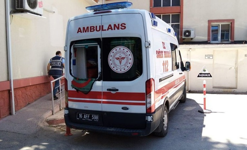 Yaralıya müdahale eden sağlık çalışanlarına taşlı saldırı
