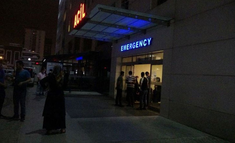 Acil servis önünde bekleyenlere ateş açtı: 3'ü ağır 5 yaralı