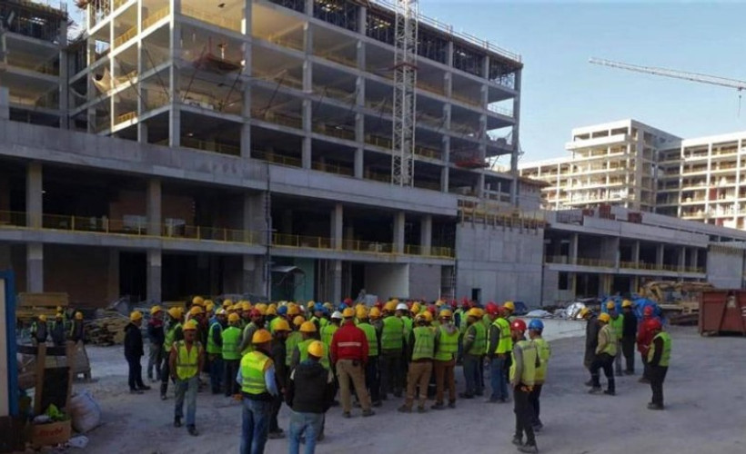 İnşaat işçileri alacakları için iş bıraktı, polis barikat kurdu