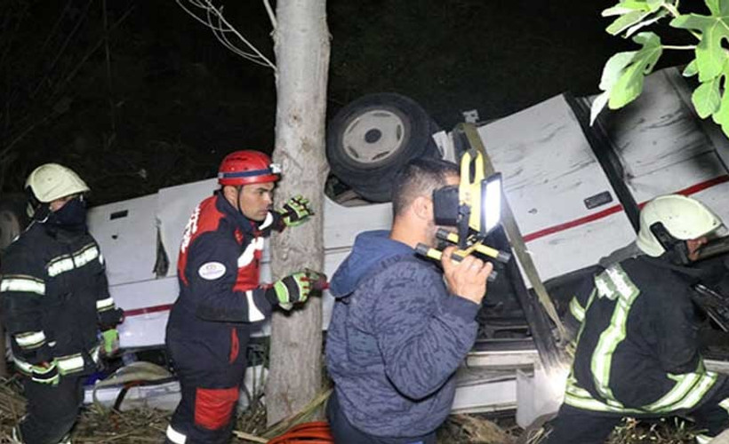 Midibüs ve otomobil kazadan sonra şarampole yuvarlandı: 3 ölü, 5 yaralı