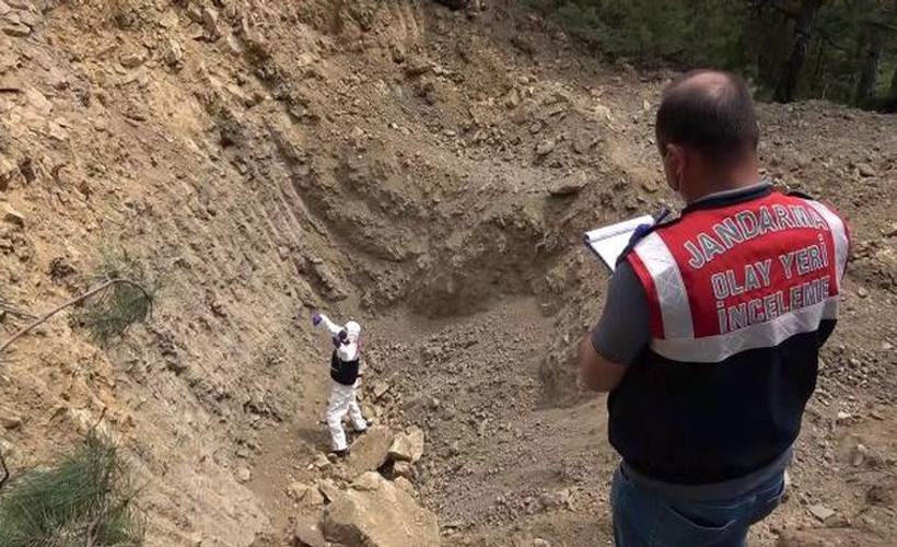 Kendilerini AFAD çalışanı olarak tanıtan aralarında kamu görevlilerin de olduğu 11 kişi kaçak kazı yaptı
