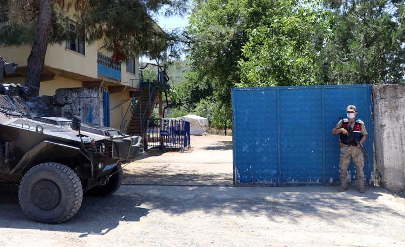Kaçak kazıyla ortaya çıkan mozaikler için polis koruması