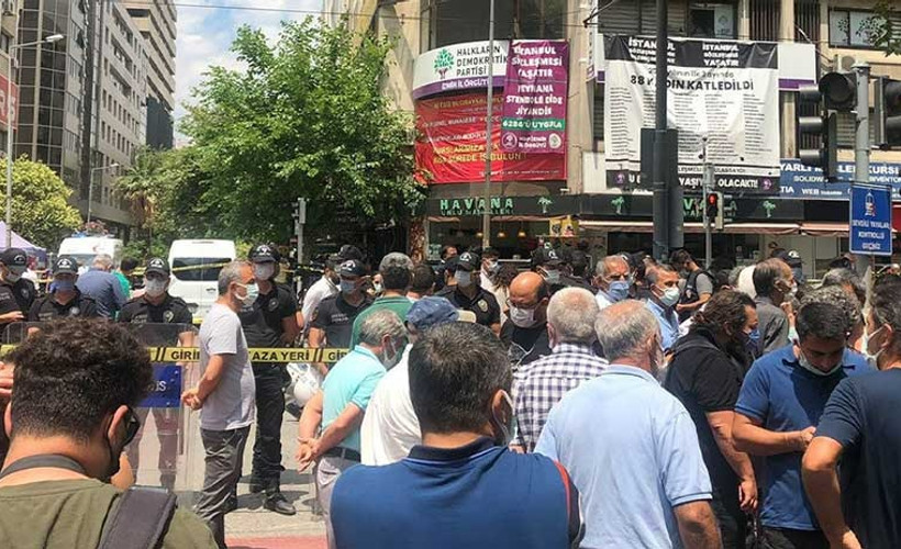 Yurttaşlar, HDP İzmir İl Binası önünde toplandı: Deniz'e sözümüz barış olacak