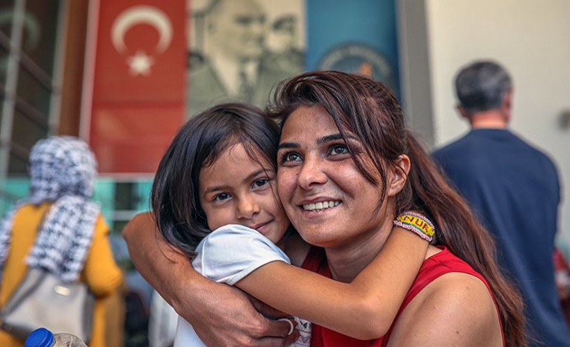 Üniversite sınavına giren Melek İpek, kadınlara seslendi: Ayaklarının üzerinde dursunlar