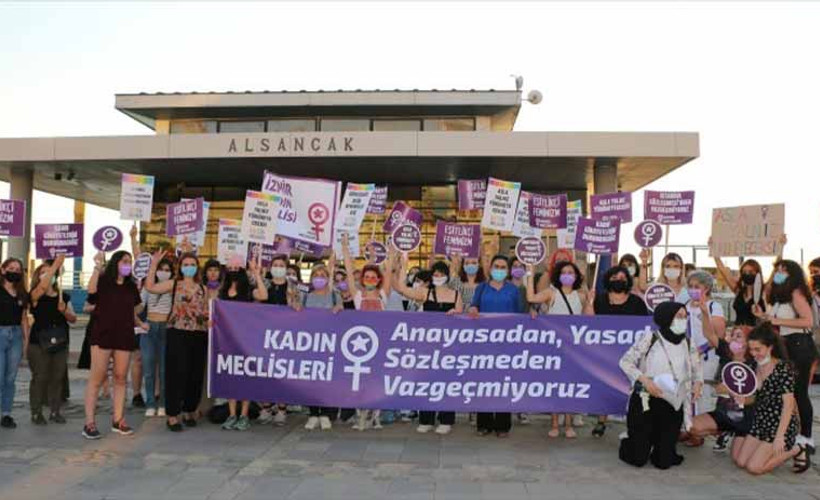 İstanbul Sözleşmesi'ne ilişkin açıklama yapan kadınlar, Danıştay kararını yırtıp çöpe attı