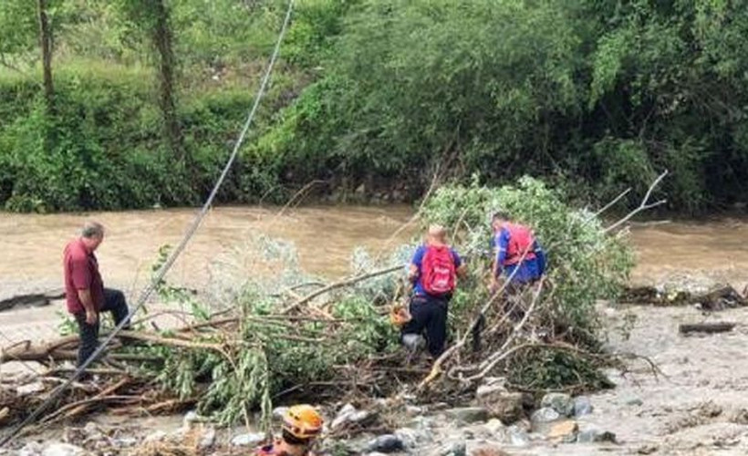 Selde yıkılan elektrik direğini düzeltmeye çalışan 78 yaşındaki yurttaş suya kapıldı