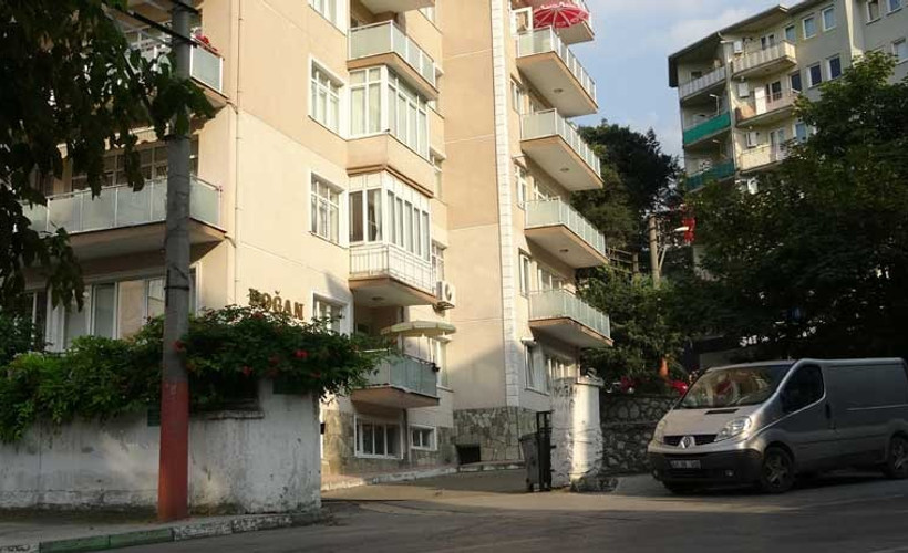 Ağabeyinin eve kitlediği Dilek Yıldız, balkondan alt kata inerken düşerek hayatını kaybetti