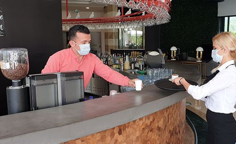 Antalya’da vaka sayıları hızla artıyor: Risk altındaki turizm çalışanları kaygılı