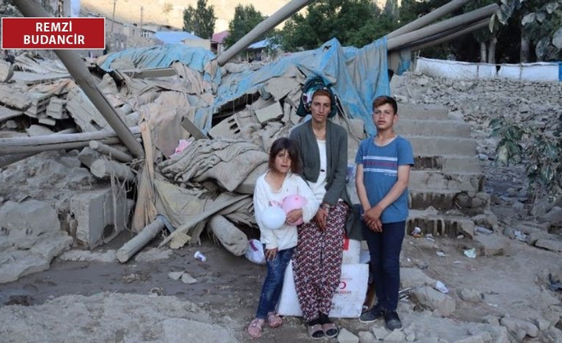 Yıkılan evlerinin enkazı üstünde bekleyen mağdurlar yardım bekliyor: Sıcak bir yuvaya ihtiyacımız var