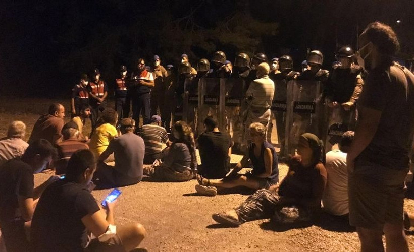 Akbelen Ormanı'ndaki direnişe gece yarısı jandarma müdahalesi: Halk sürüklenerek çıkarıldı